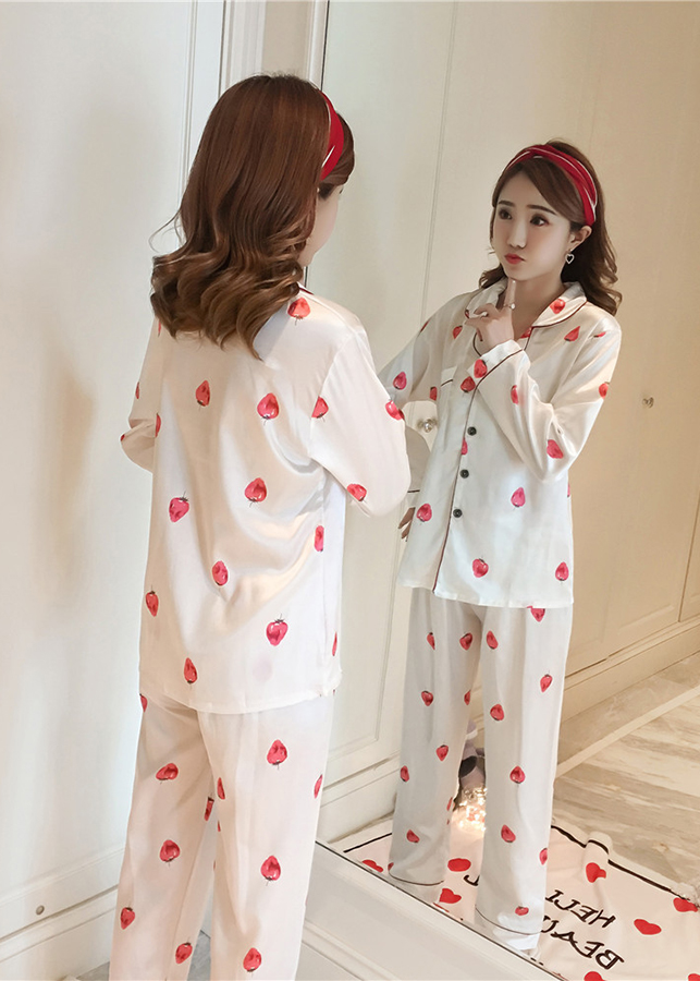 Bộ đồ mặc nhà nữ phi lụa hoạ tiết trái dâu cực xinh CDANP13