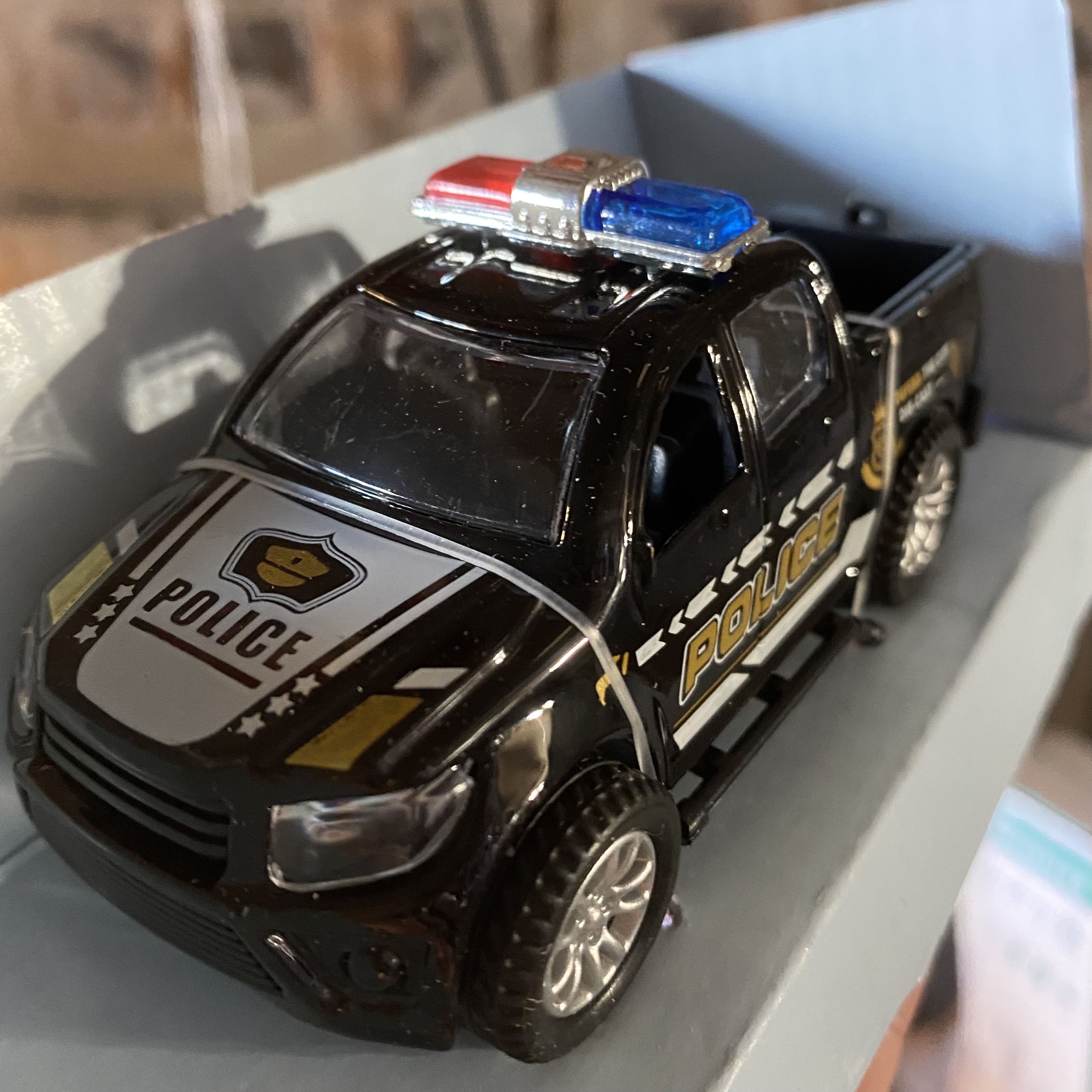 Đồ chơi mô hình xe ô tô cảnh sát KAVY - 01 bằng hợp kim chạy cót