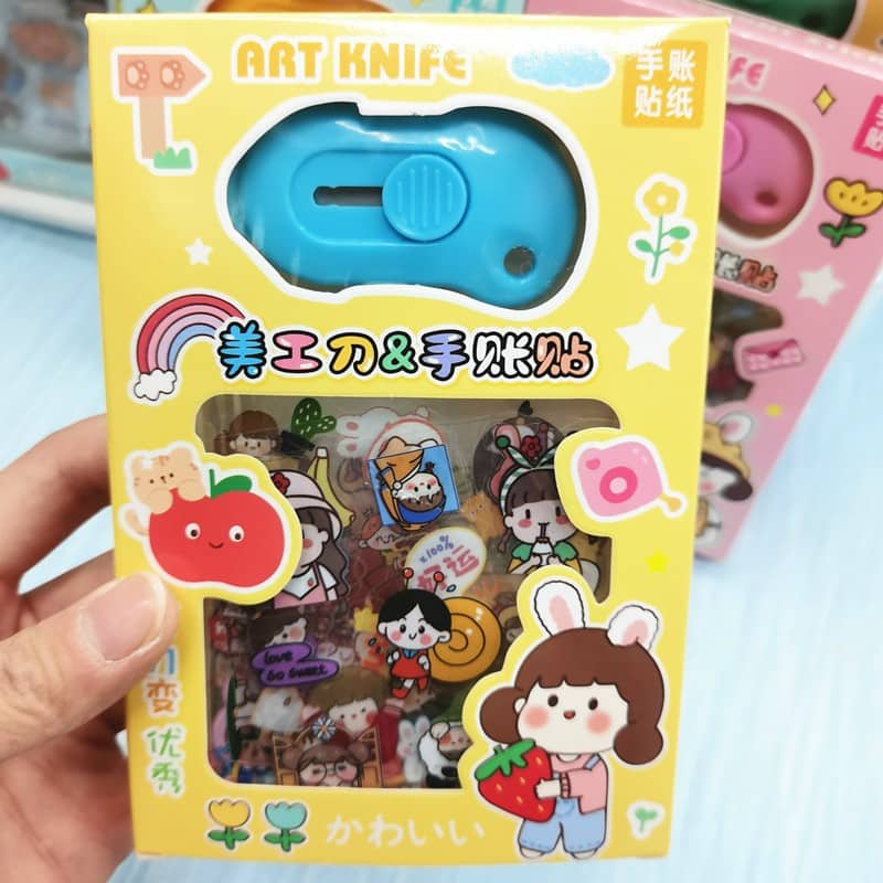 Hộp sticker 8 tấm trong suốt kèm dao tiện ích