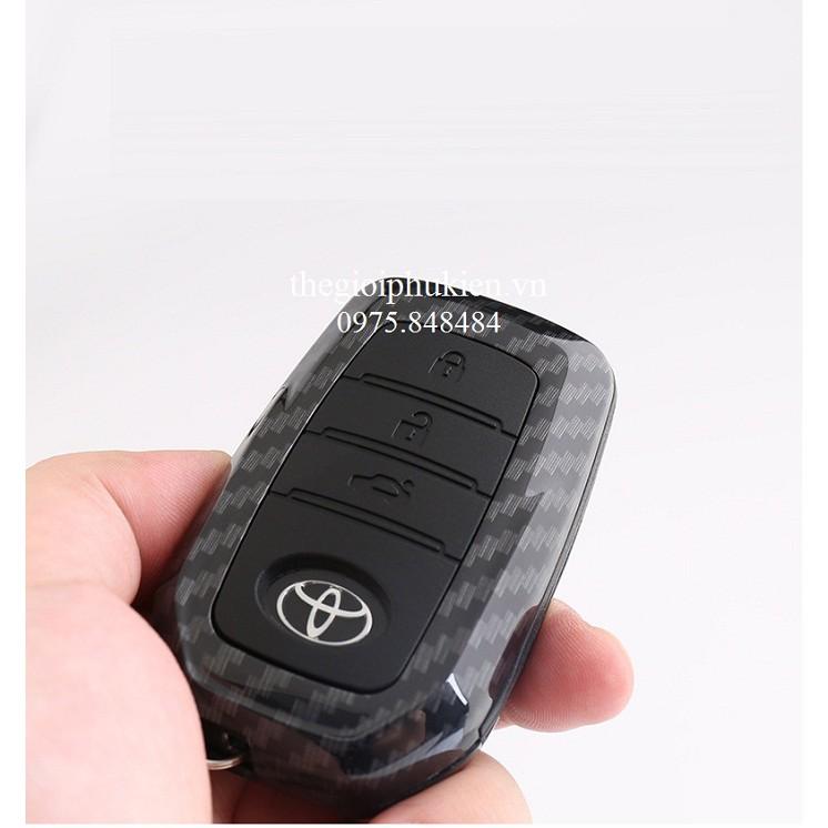 Ốp bọc chìa khóa xe Toyota Fortuner 2017-2019 vân Carbon kèm móc đeo INOX
