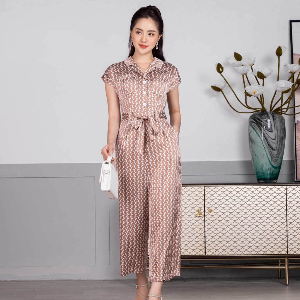 Bộ Jumpsuit Nữ UK Fashion Dáng Dài Cổ Vê Quần Ống Rộng, Họa Tiết Độc Đáo, Chất Lụa Hàn Cao Cấp Mềm Mát NKBD2204009