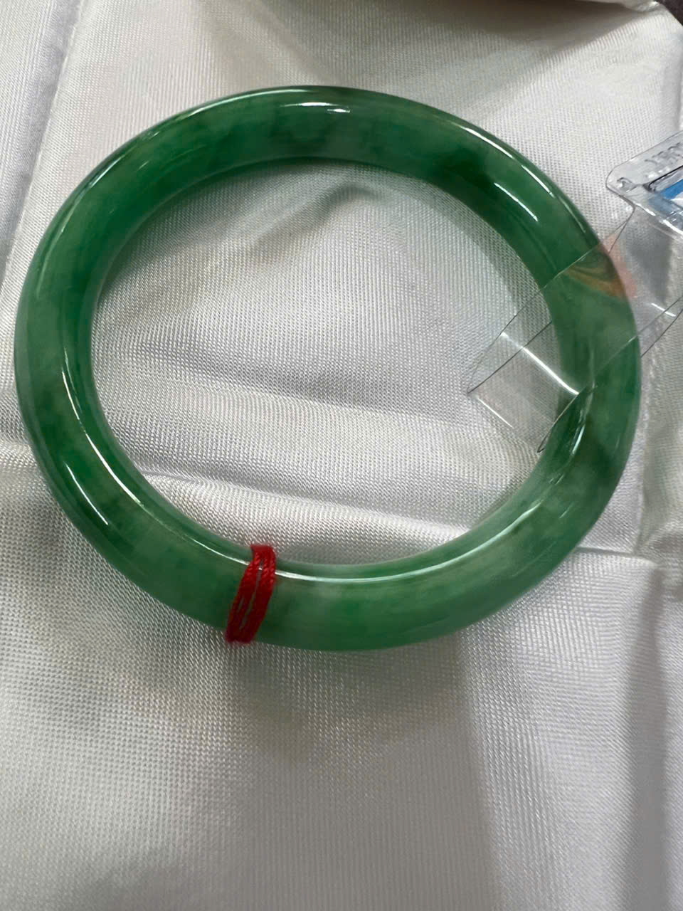 Vòng Cẩm Thạch Tự Nhiên Mới Sịn Đậu Lý Ni 50mm x chột 7,2mmm Vòng Kiểm Định P No 185031 Màu Xanh lý đều điểm vân trắng xanh đậm nhẹ bóng đều đẹp nữ 50kg - 54kg đeo sang tay món quà tặng chính mình tặng mẹ vợ ý nghĩa ạ