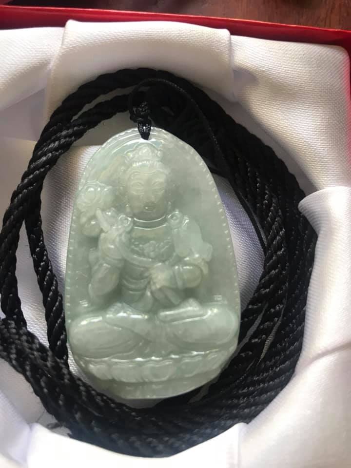 MẶT PHẬT ĐẠI THẾ CHÍ ĐÁ CẨM THẠCH TỰ NHIÊN TRẮNG XANH NHẸ NHẸ ĐỘ MỆNH NAM TUỔI NGỌ ĐỘ MAY MẮN BÌNH AN SIZE CAO 49MM NGANG 31MM DẦY 6MM8 CÓ DÂY LUÔN Ạ