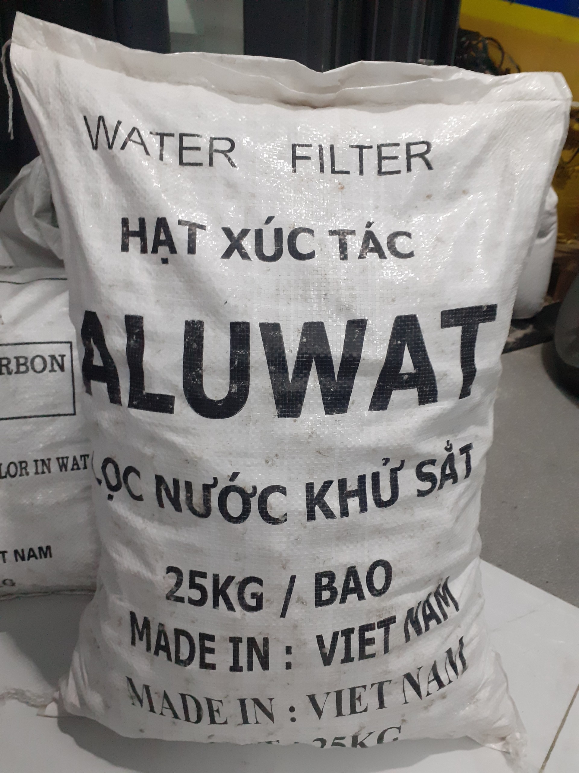 hạt xúc tác ALUWAT lọc nước khử sắt túi 1 ký.