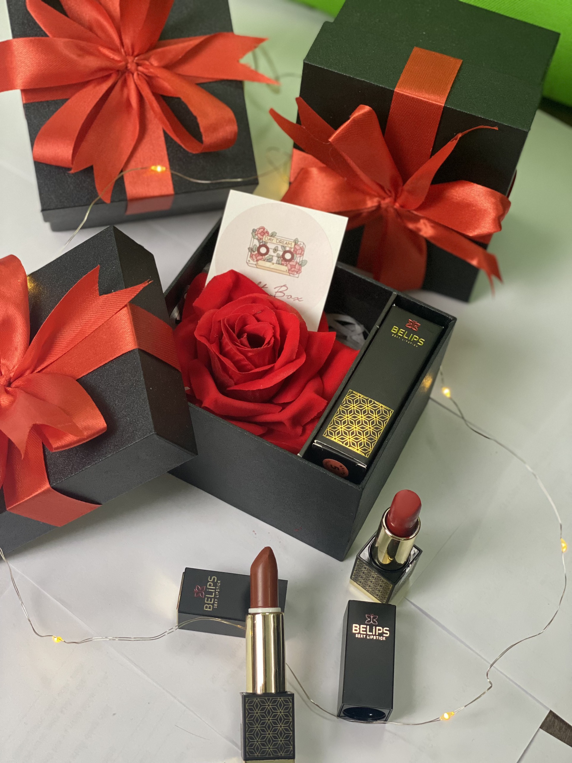 Hộp quà tặng hoa hồng Belips 1 son thỏi vỏ đen truyền thống sang trọng tinh tế