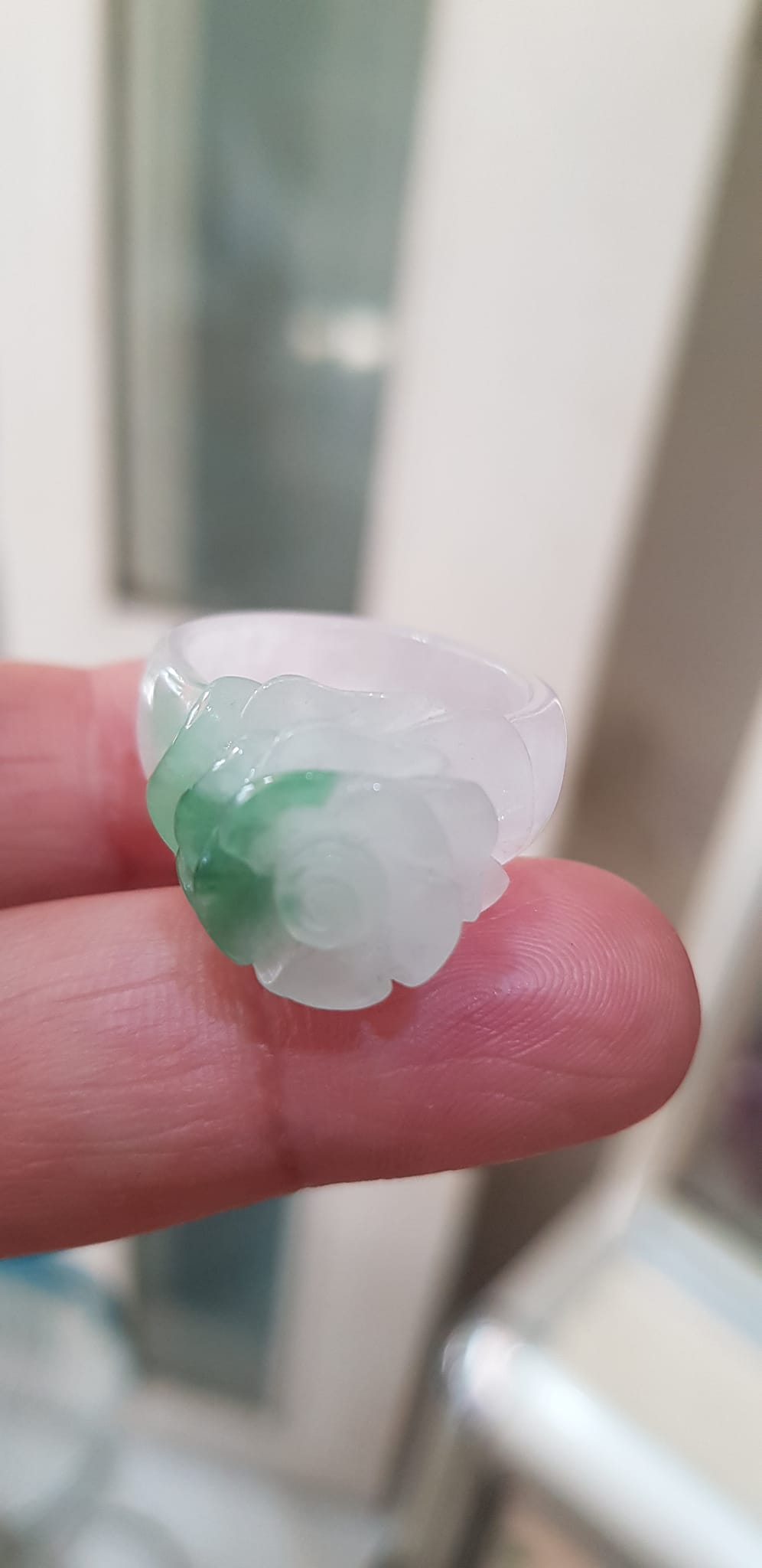 Nhẫn Nữ mới chạm Bông Hồng Nổi màu Trắng Xanh nhẹ rất đẹp đá cẩm thạch tự nhiên Ni 18mm đeo tay xinh lắm  ạ