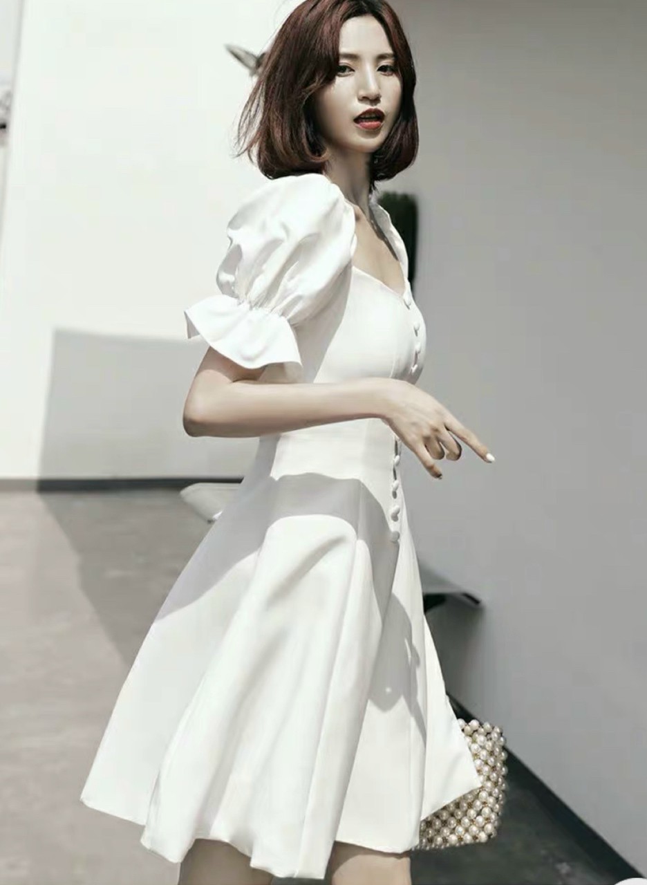 Đầm trắng cổ vuông tay bo form ngắn