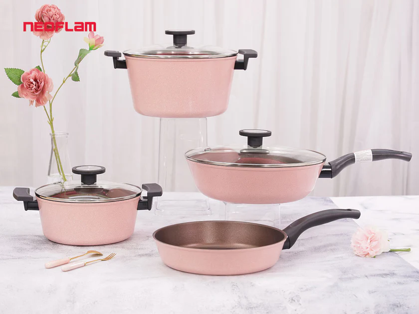 Bộ 4 món Nồi, Chảo chống dính Reverse Neoflam Hàn Quốc màu hồng đào. Bao gồm Nồi 24 I Nồi 20 I Chảo đa năng 28cm I Chảo chiên 24cm. Thân hợp kim nhôm, phủ chống dính Daikin thế hệ mới.