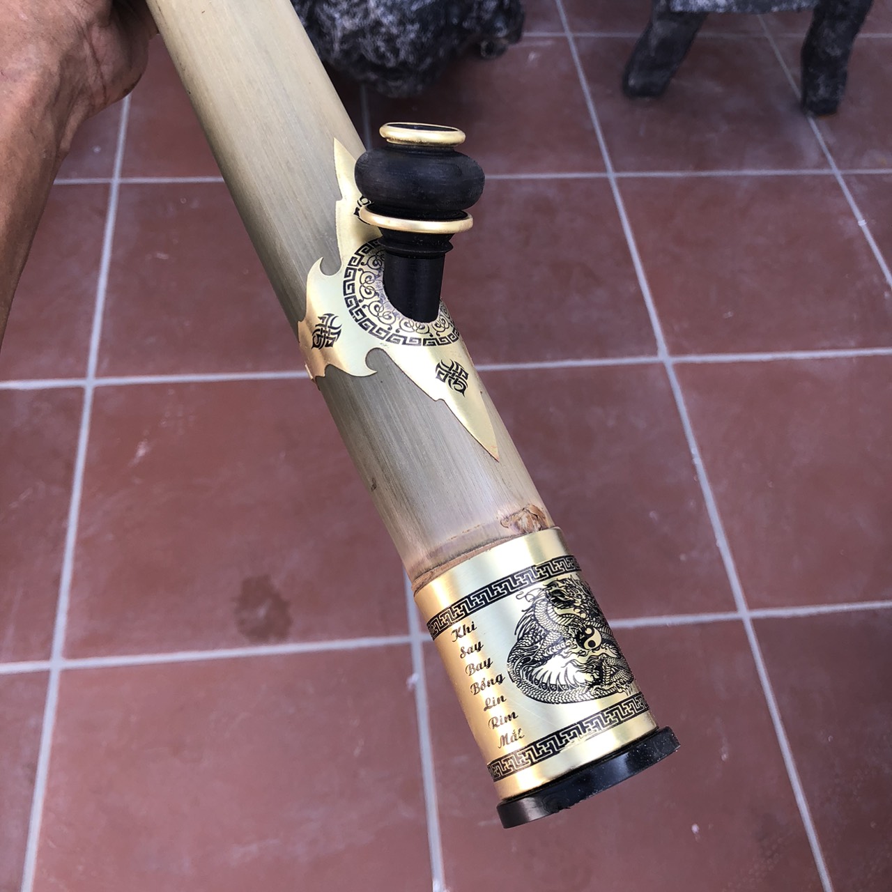 Điếu cày nứa bọc đồng hoa văn dài 68cm