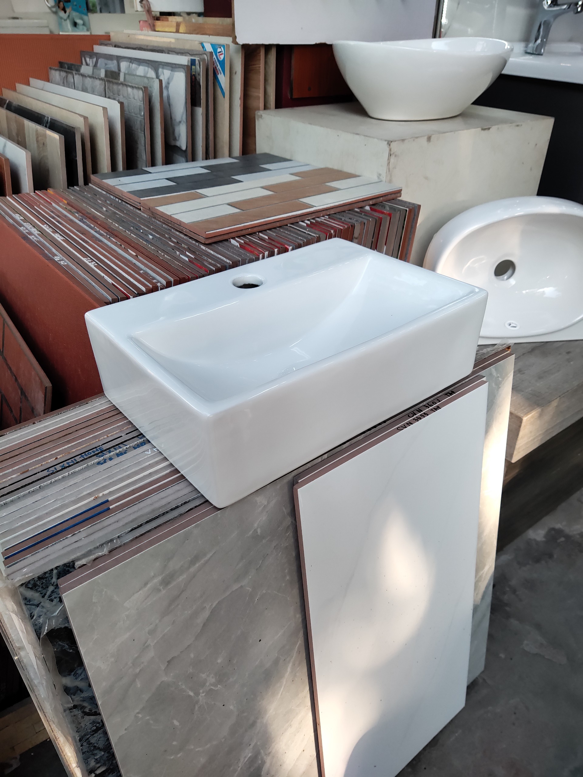 CHẬU LAVABO TREO TƯỜNG HÌNH CHỮ NHẬT HT3040 NHỎ GỌN