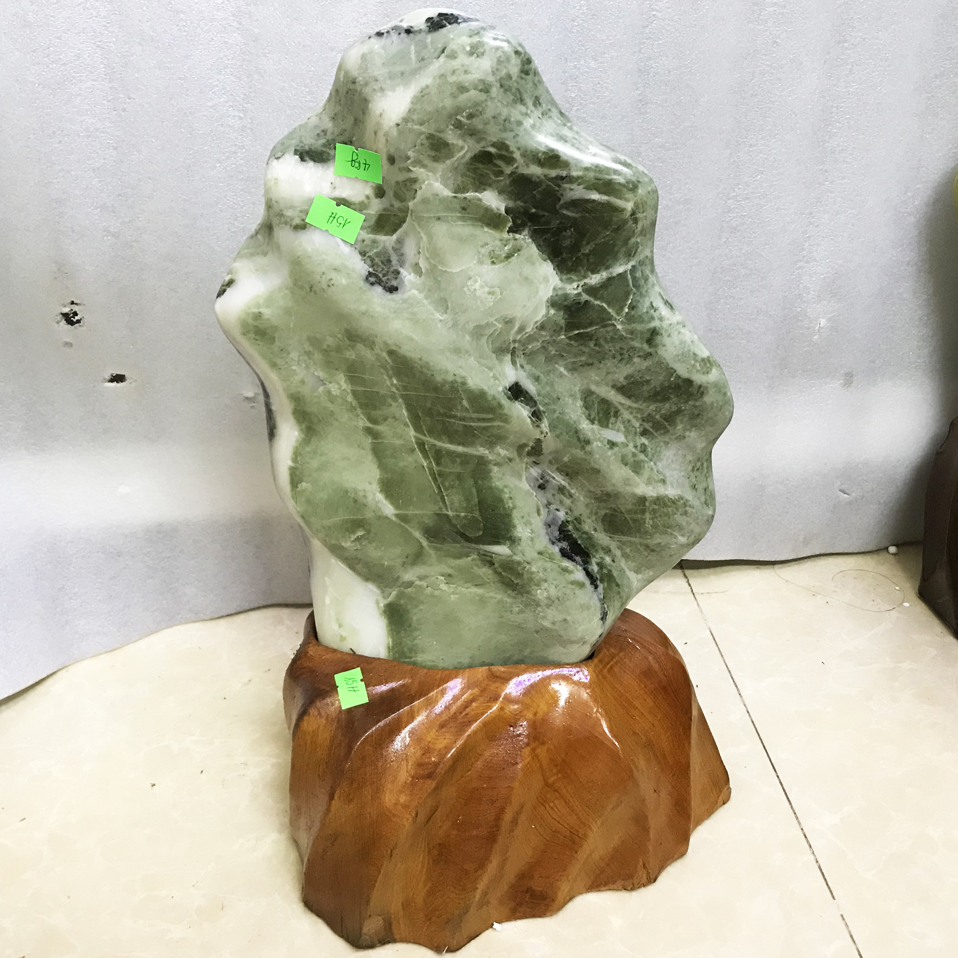 Cây đá phong thủy tự nhiên cao 40cm nặng 7kg chất ngọc serpentine xanh đậm cho mệnh Hỏa và Mộc