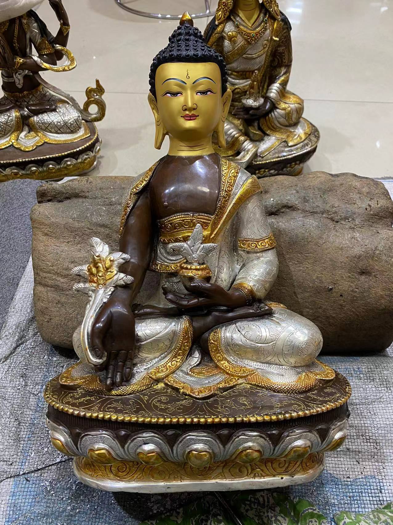 Phật Dược Sư bằng đồng mạ vàng bạc Nepal 33 cm
