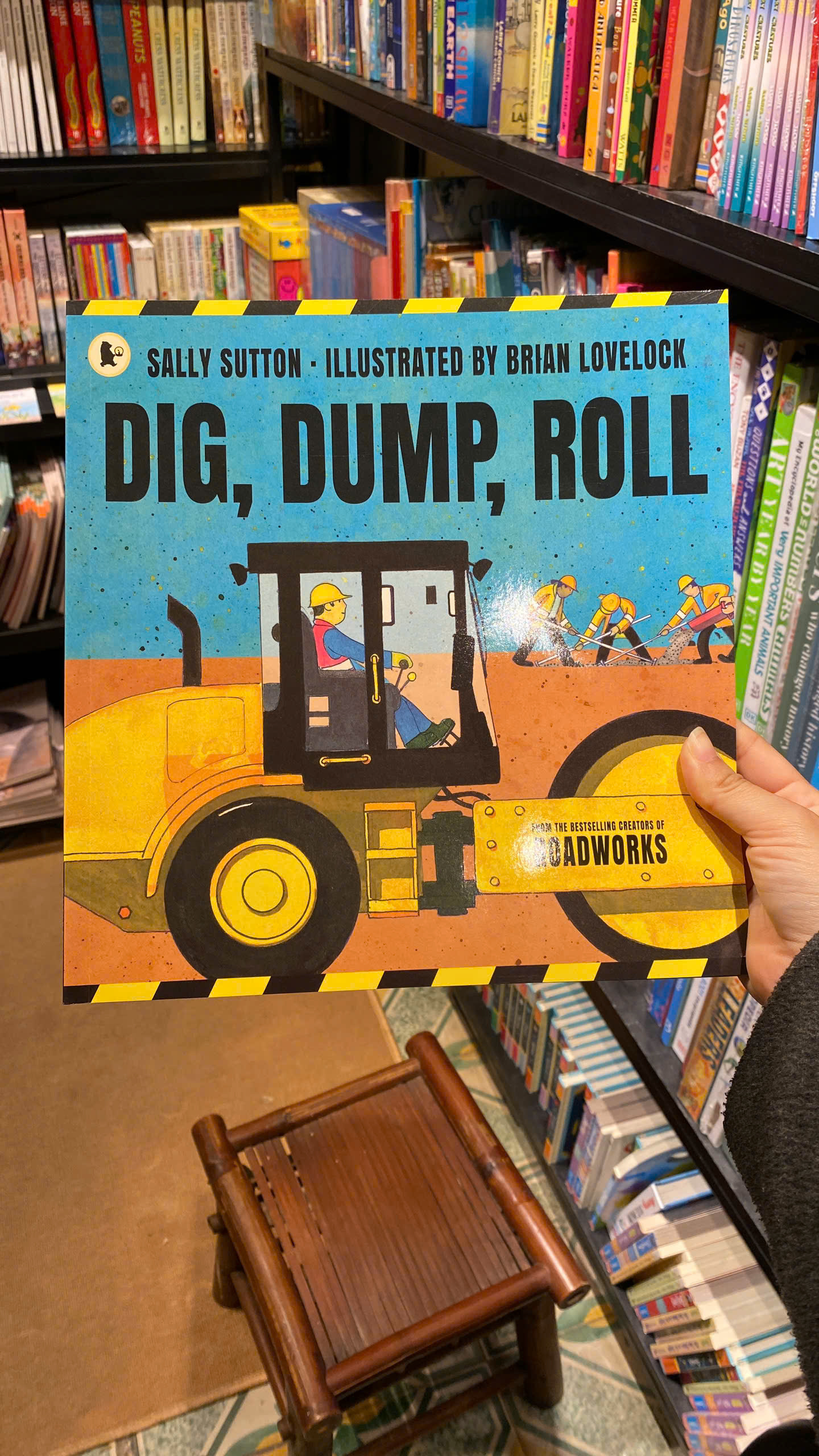 Sách - Dig, Dump, Roll by Sally Sutton | Children's English Picture Book