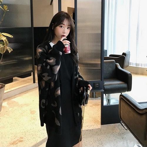 Cardigan họa tiết báo