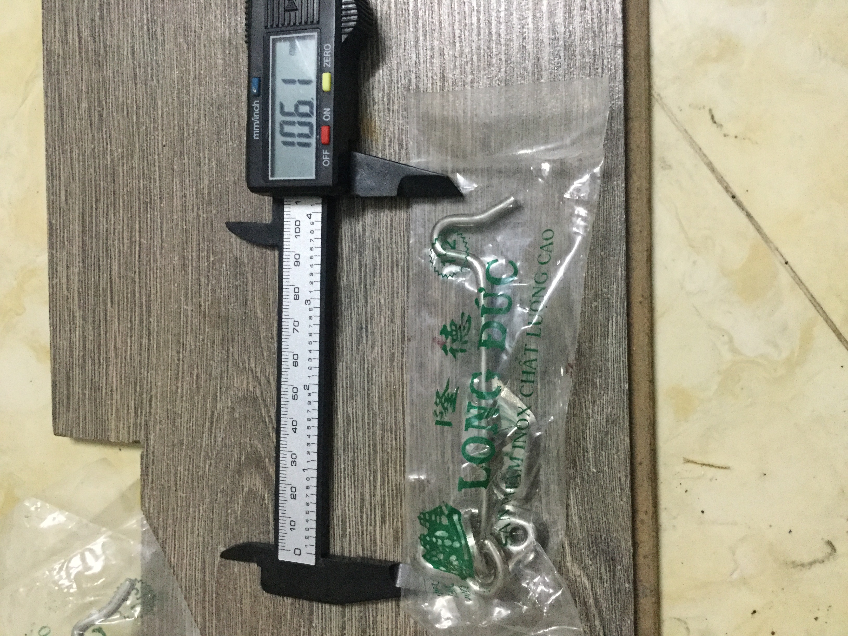 Móc chống gió cửa sổ