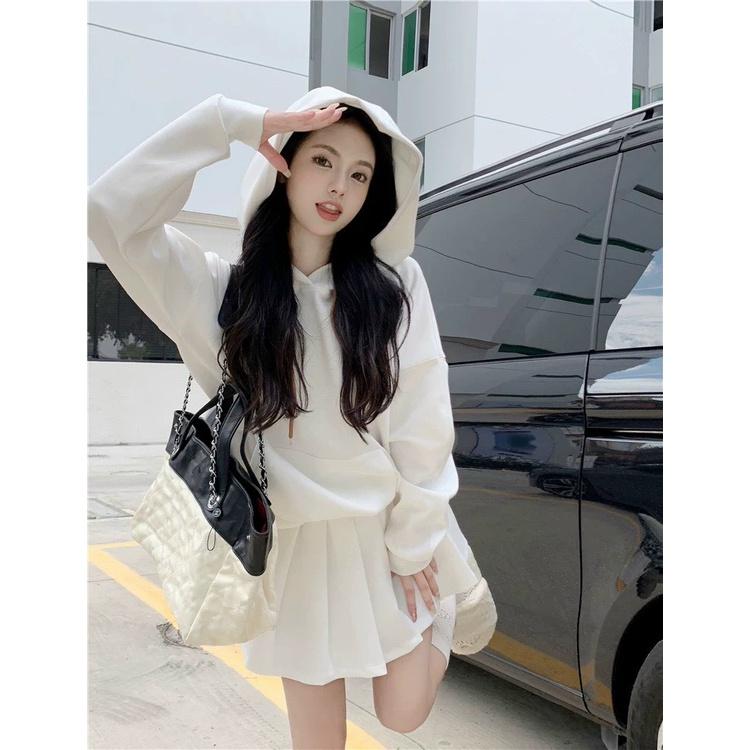 Set áo hoodie trắng có mũ kèm chân váy xếp ly ngắn năng động đồng phục hàn quốc