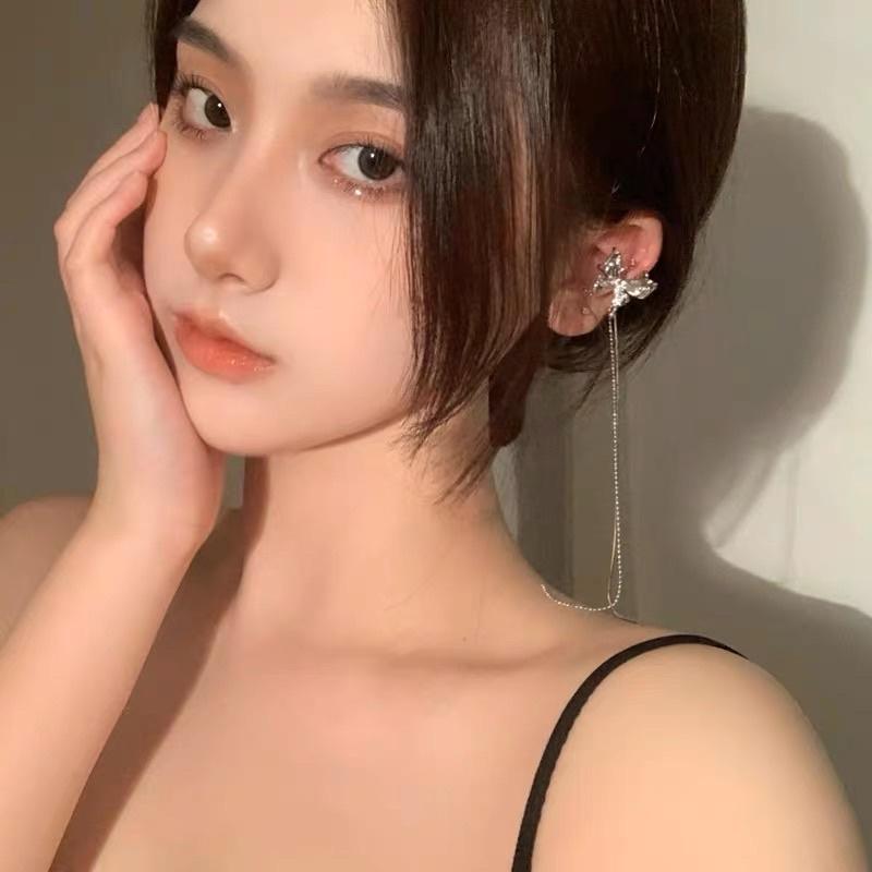 Hoa tai 1 bên dáng dài dạng gài - Arora boutique
