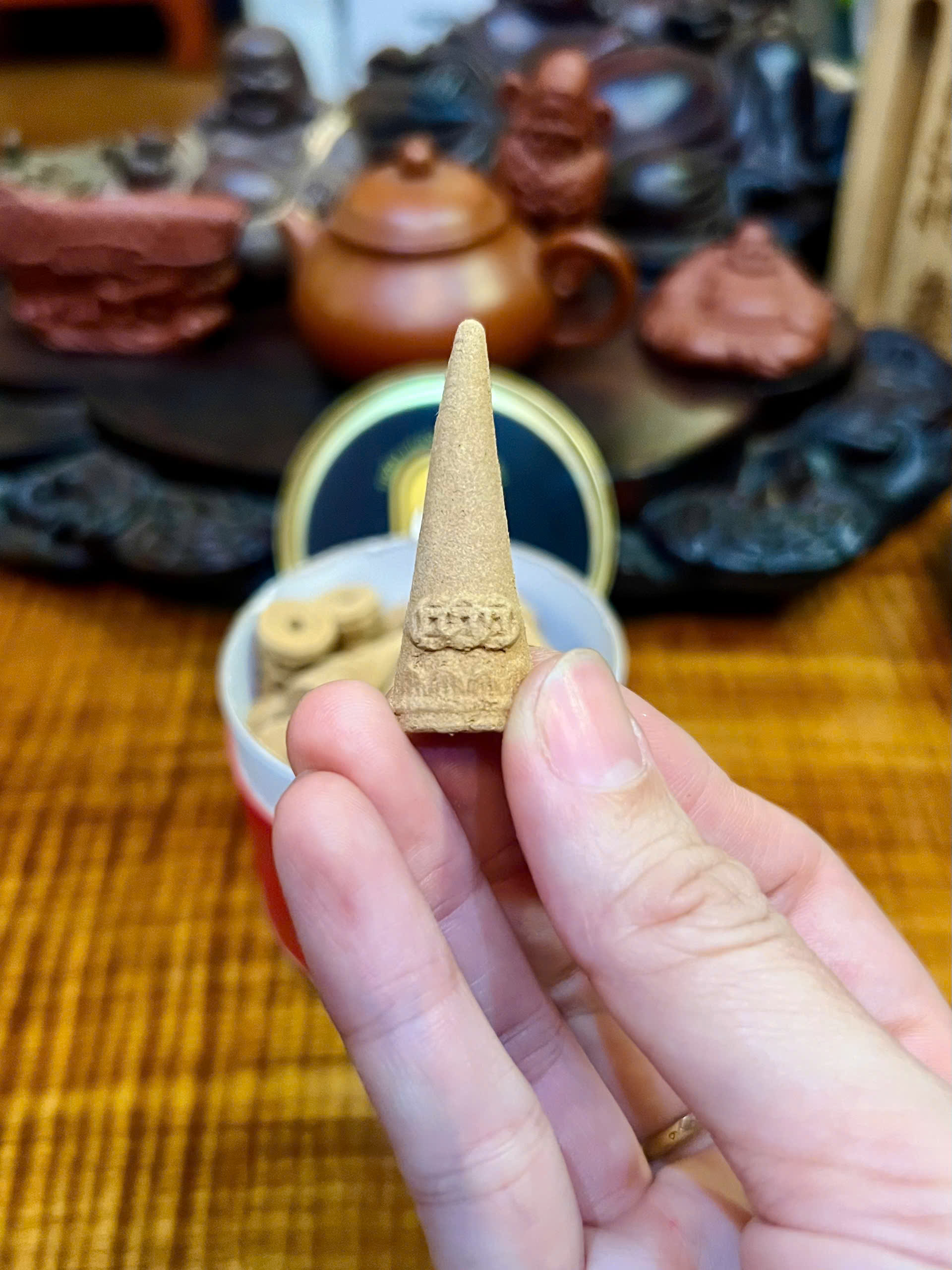 Nhang trầm NỤ dùng cho không gian rộng thoáng xông đốt tại nơi ở, văn phòng, kinh doanh buôn bán