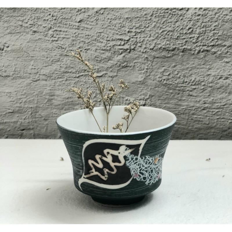 7.5x5 Cốc gốm sứ lòng trắng in chữ họa tiết chiếc lá xanh đậm SVG4962