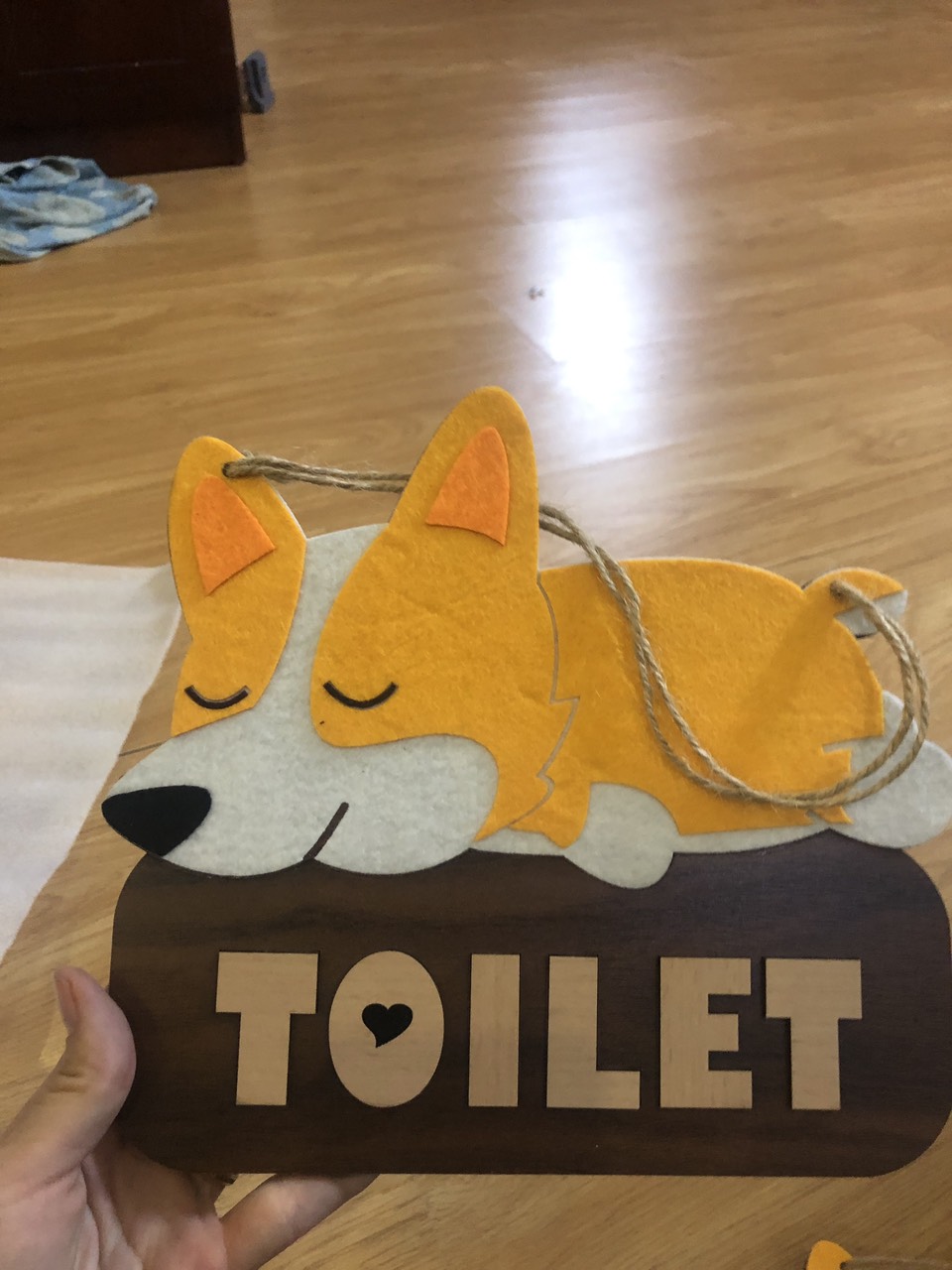 Tranh gỗ chữ Toilet hình chú chó corgi đáng yêu treo tường, treo cửa nhà vệ sinh giúp bé yêu vui vẻ