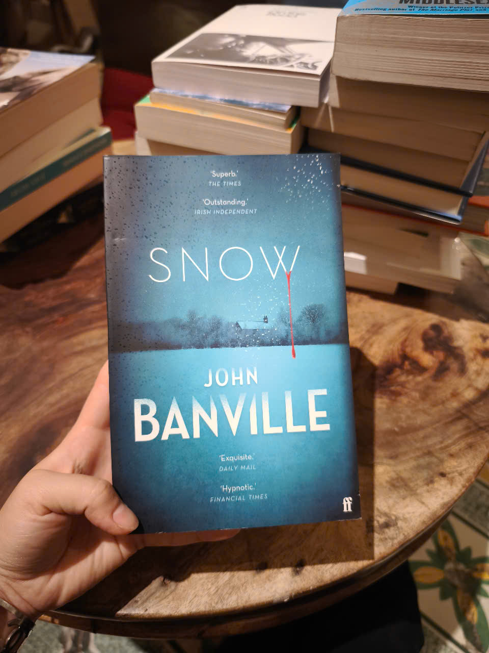 Sách - Snow : the masterful country house murder mystery and top 10 Sunday Times bestseller (Strafford and Quirke) by John Banville