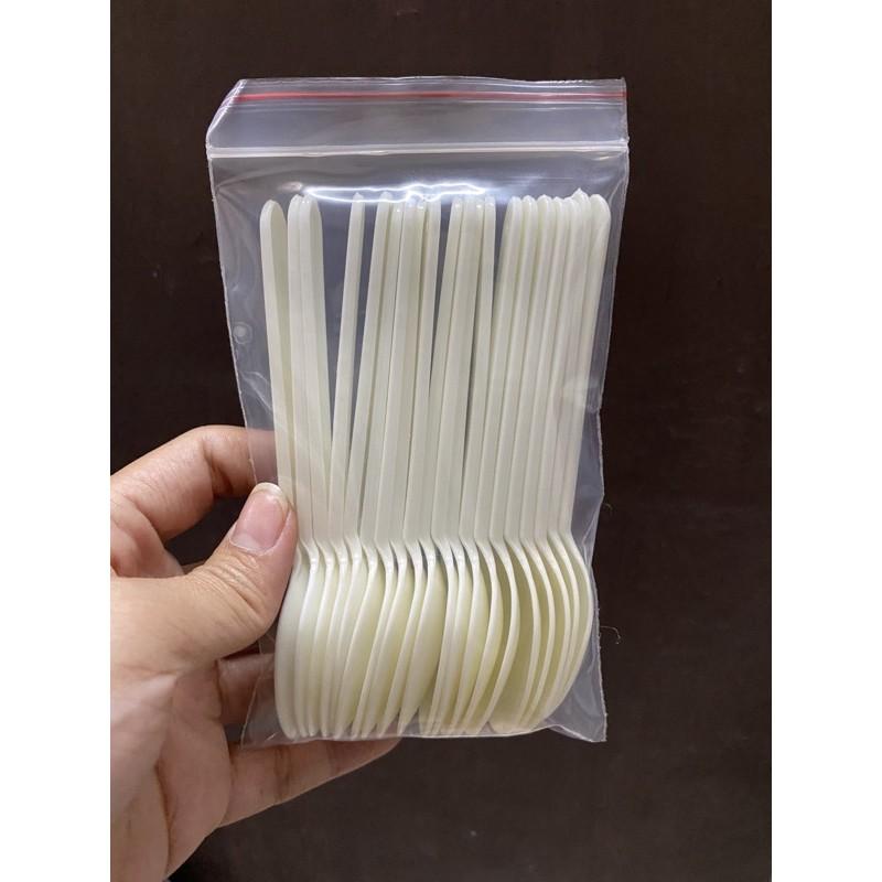 Muỗng nhựa cứng 12cm ăn chè, kem, bánh...