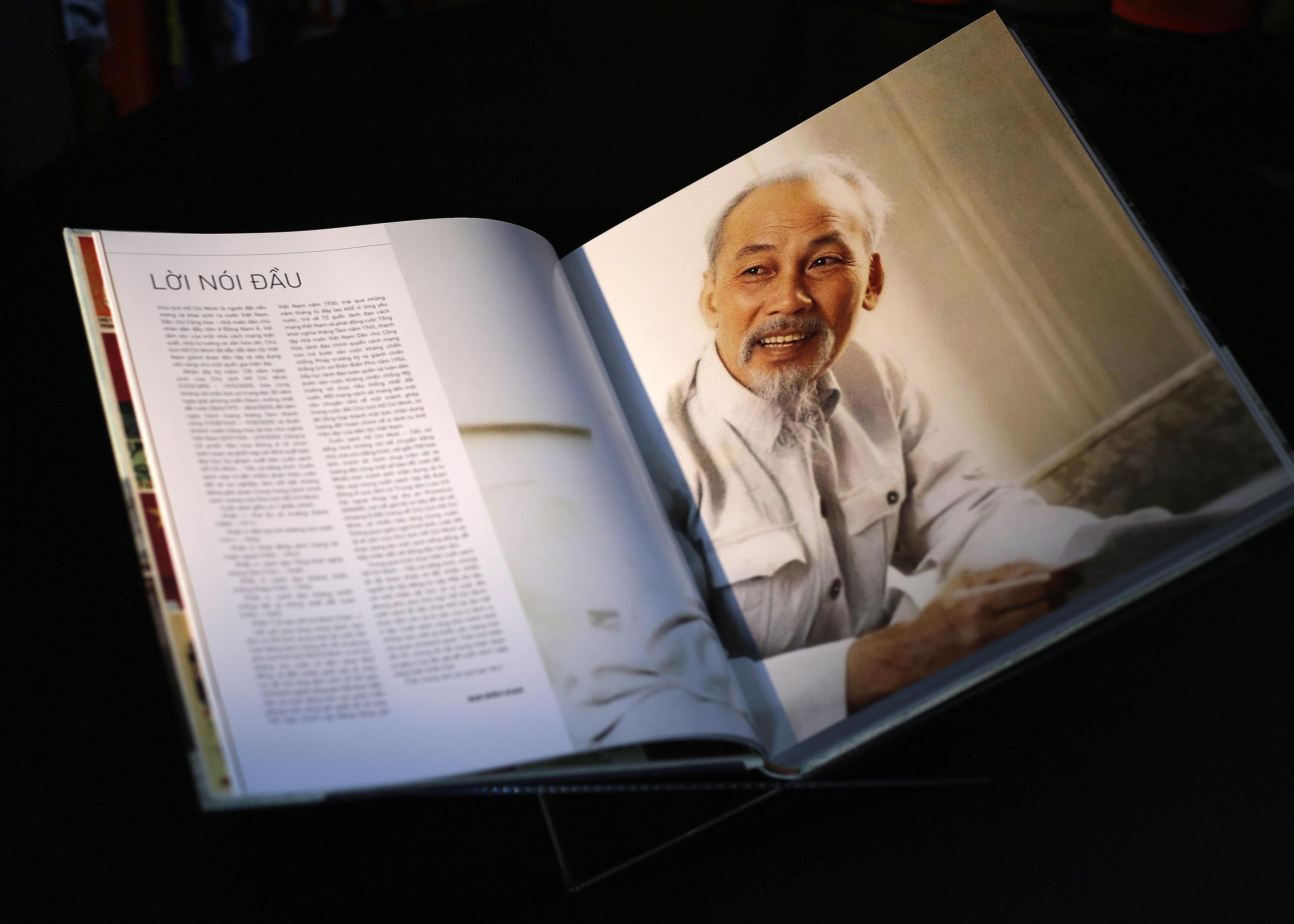 Sách - Hồ Chí Minh - Tiểu Sử Bằng Hình - Ấn Bản Giới Hạn - Bìa Vải