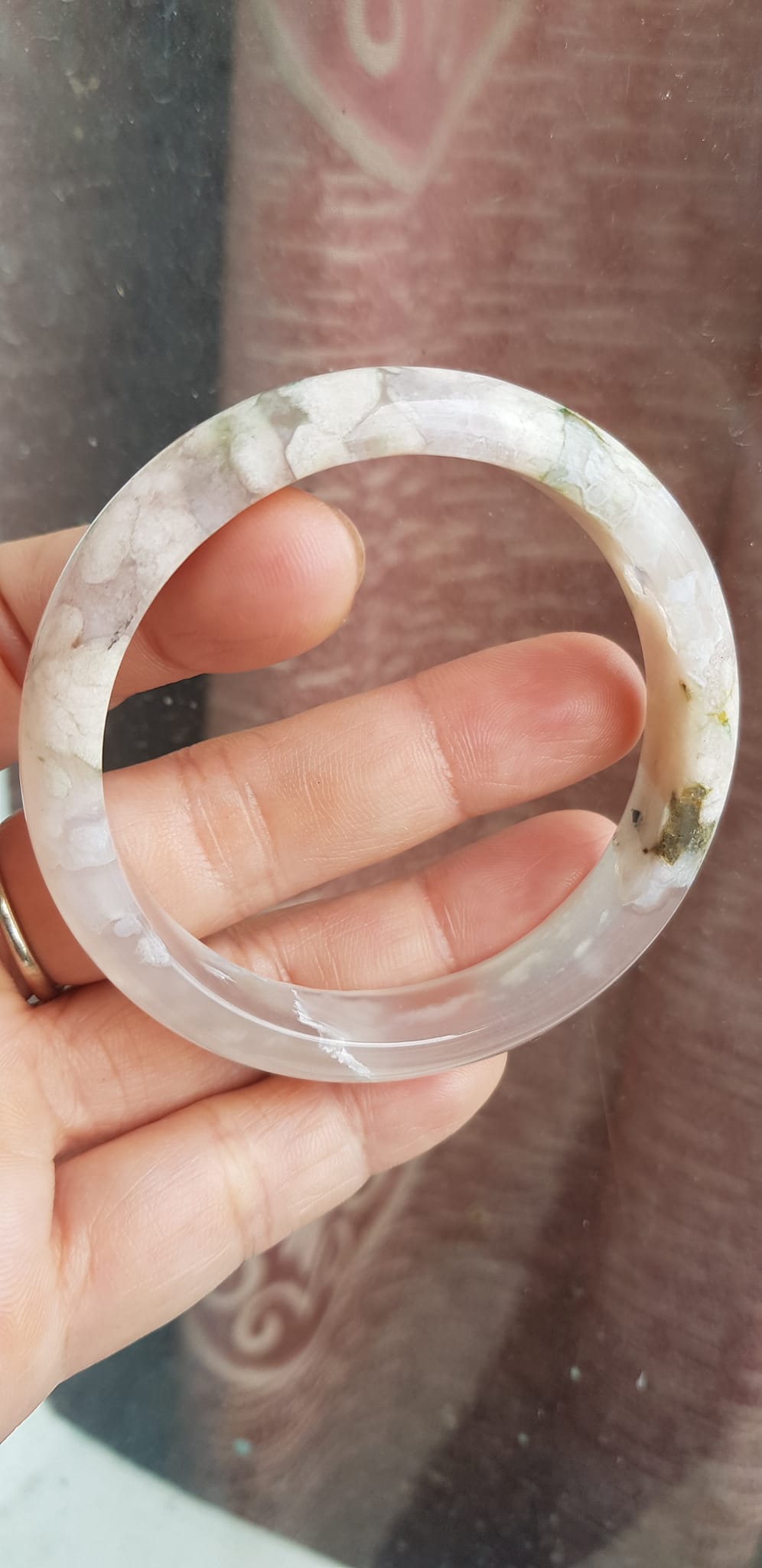 Vòng tay Nữ Bản Hẹ Đá Mã Não Bông Hoa tuyết trắng trong bóng 1 bên đều đẹp  Ni 53mm x Cao 11mm x dầy 6,5mm Nữ mệnh Kim mệnh Thủy 50kg - 54kg đeo xinh đẹp tay ạ