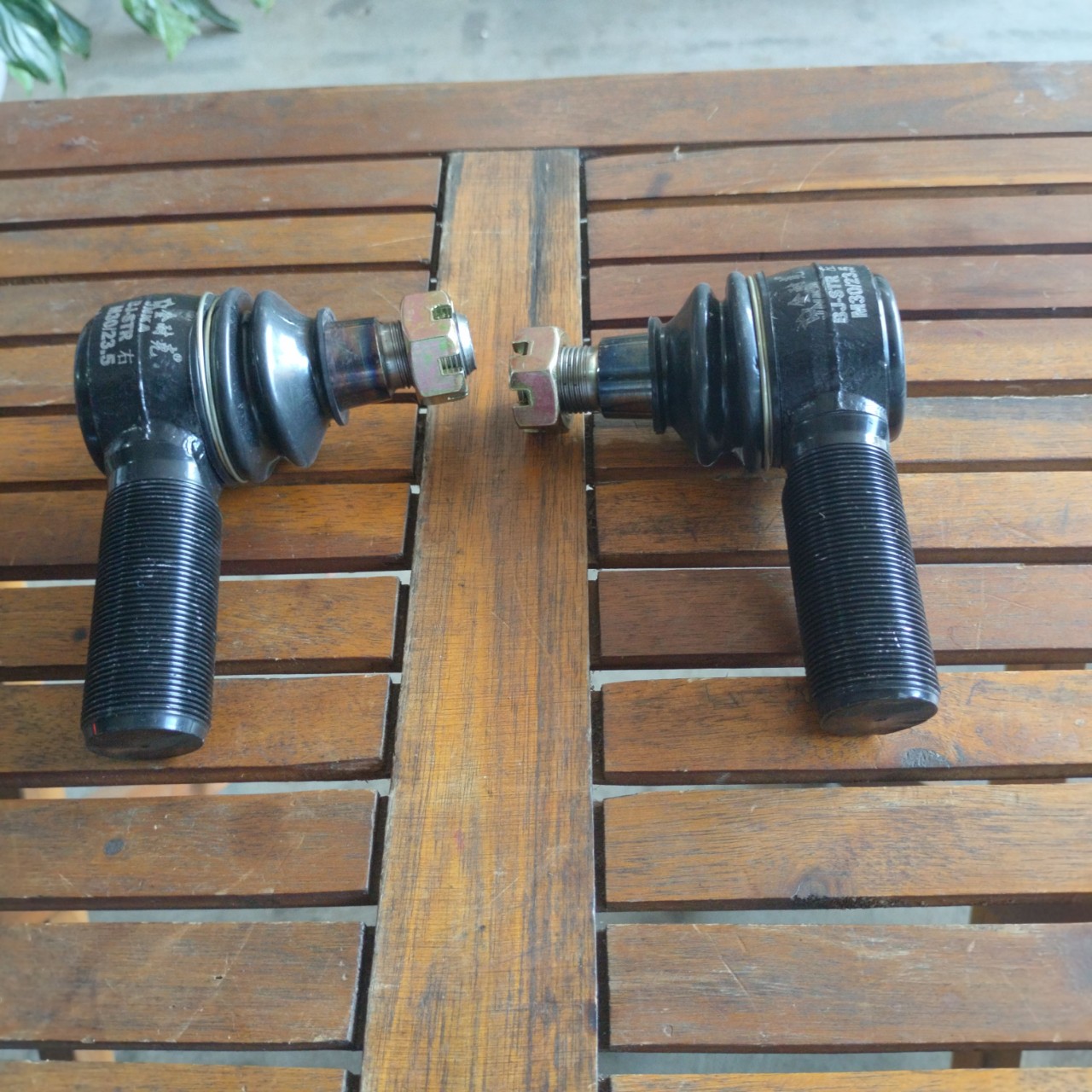 Một cặp Rotuyn ba ngang lái dùng cho xe Howo, mã WD615/L375, gai ngoài 30mm, côn 24mm, không có chỉnh