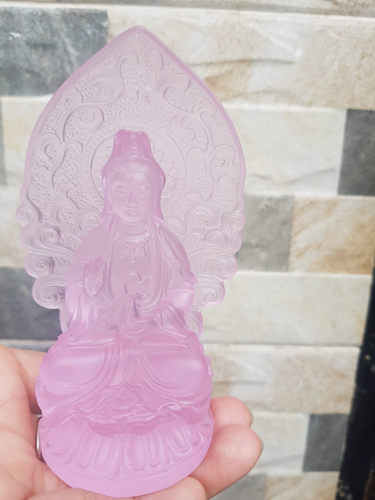 TƯỢNG PHẬT BÀ QUAN ÂM MỚI ĐÁ LƯU LY HỒNG HỒNG ĐỂ TRONG XE HƠI hoặc BÀN cao 12cm x đk 7cm x đế 5cm Hợp Anh Chị Mệnh HỎA mệnh THỔ ạ