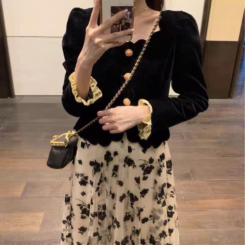 Áo Len Cổ Vuông Kèm Chân Váy Ren Thêu Hoa