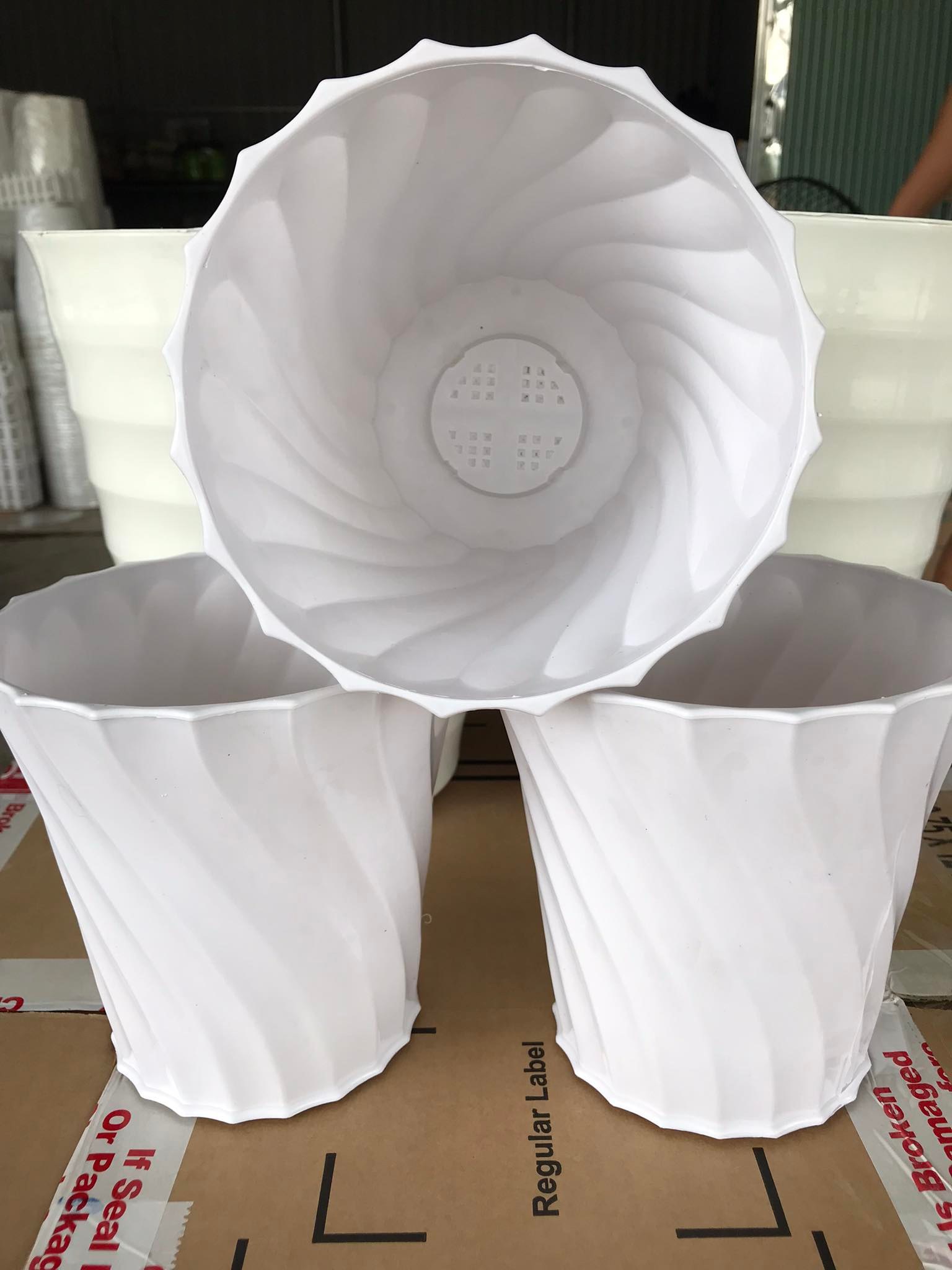 Chậu trồng hoa khía xoắn màu trắng nhựa dày đẹp 18cm x 17.5cm x12.5 cm
