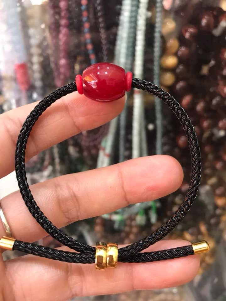 CHIẾC VÒNG TAY MẮN MẮN LU THỐNG ĐỎ ĐỎ ĐẬM TRÒN HẠT TO ĐẬM ĐẸP CHẤT LIỆU ĐÁ MÃ NÃO DÂY ĐỎ DÂY ĐEN CÓ KHOEN MỚI CHỈNH THEO TAY HỢP MỆNH HỎA MỆNH THỔ Ạ