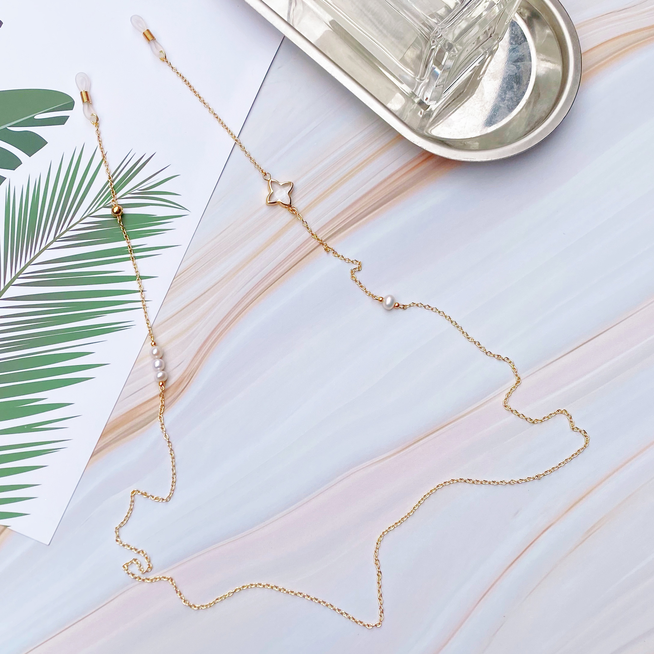 Dây kính chuỗi đeo gọng kính mix cỏ bốn lá và hạt châu không đối xứng ấn tượng dây chuyền giữ khẩu trang và tai nghe