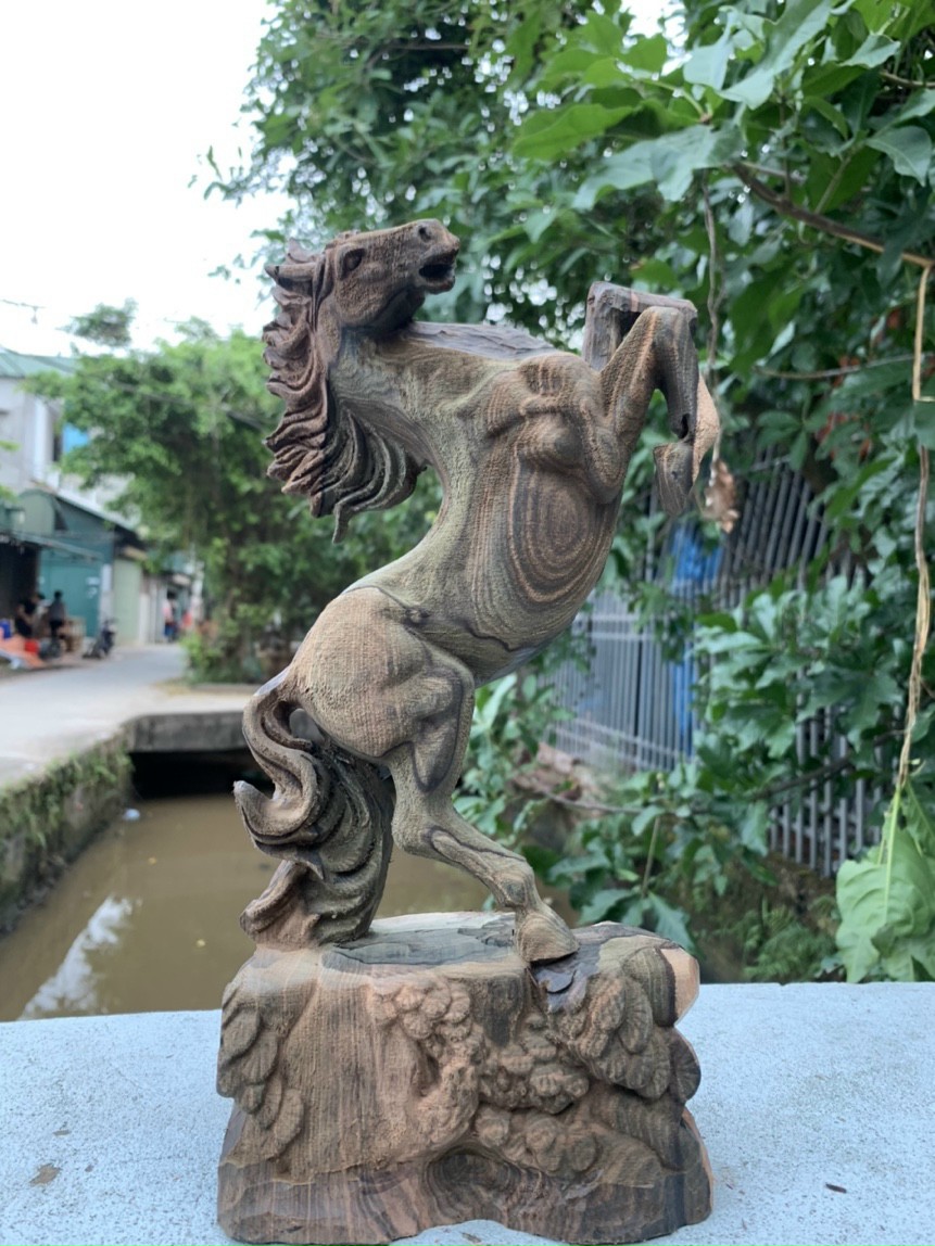 Tượng con ngựa trang trí phong thủy hút tài lộc bằng gỗ mun kt cao 30×15×7cm