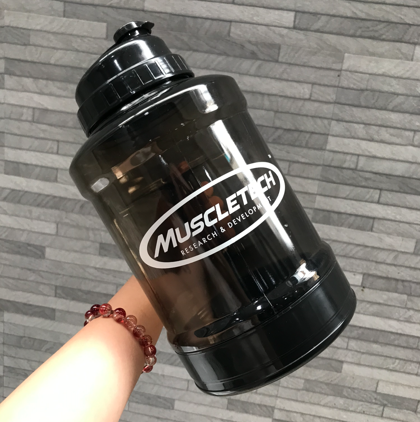 Bình nước Muscletech 2.2 lít