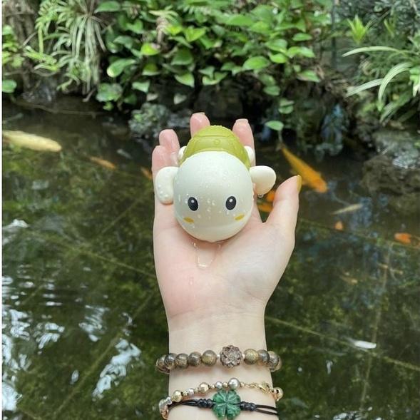 Đồ chơi cho bé, rùa bơi trong nước