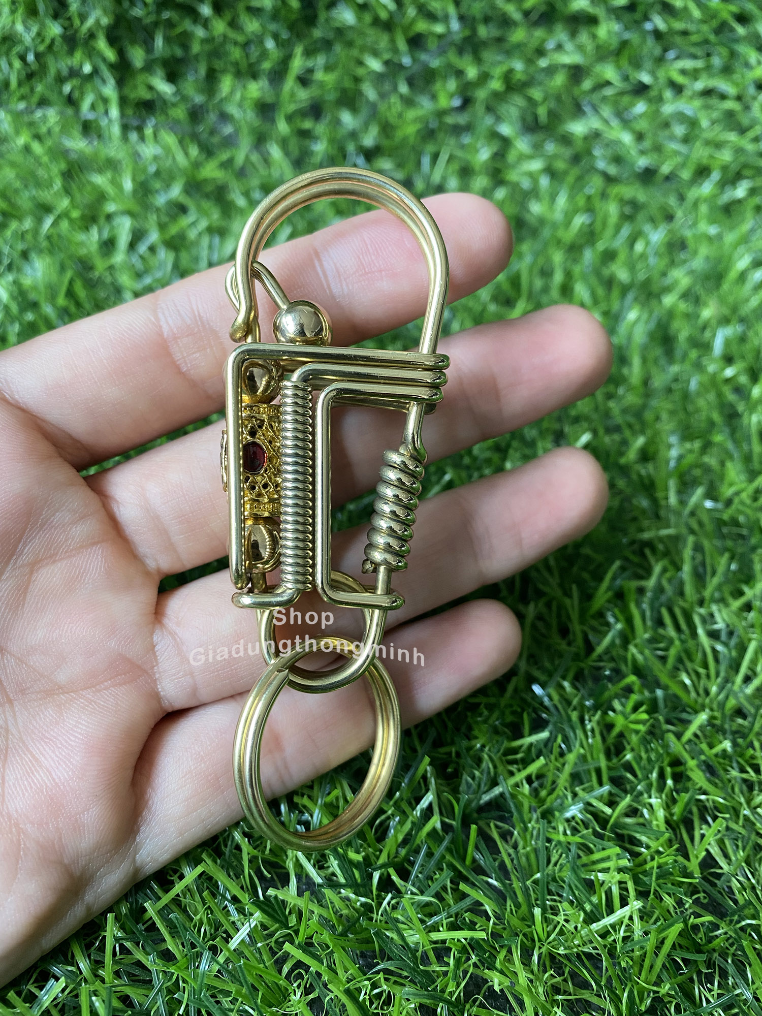 Móc khóa Ô tô màu Vàng bằng đồng sáng đẹp , họa tiết tím + đỏ; Hàng Việt Nam cao cấp - Móc khóa thủ công oto, xe máy