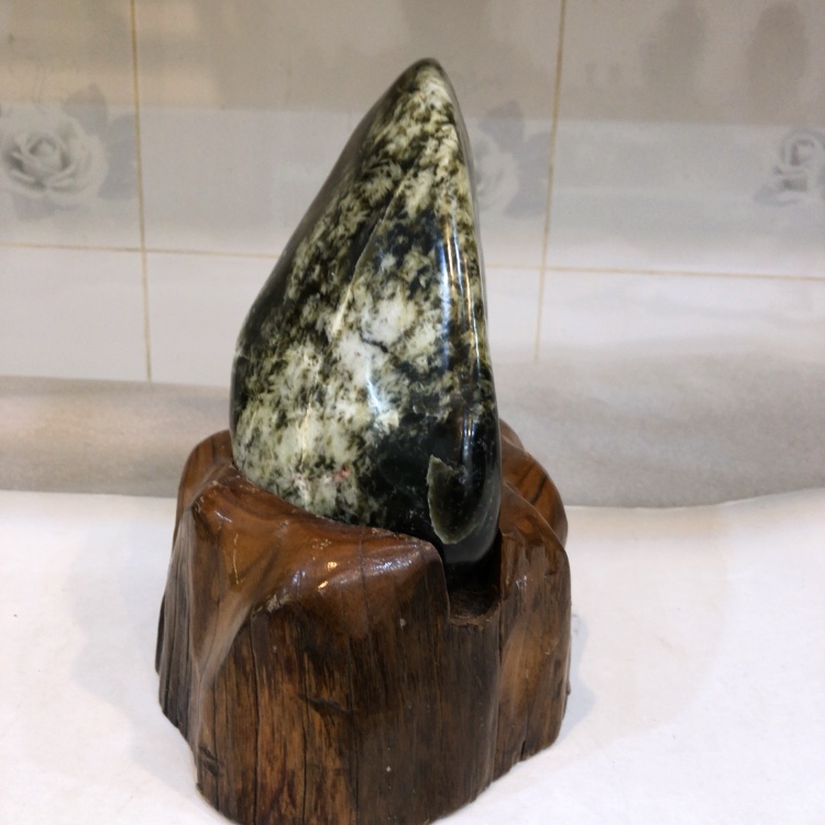 Cây đá để bàn tự nhiên chất ngọc serpentine xanh đậm và tô điểm vân trắng bóng nặng 3.2 kg cho người mệnh Hỏa và Mộc