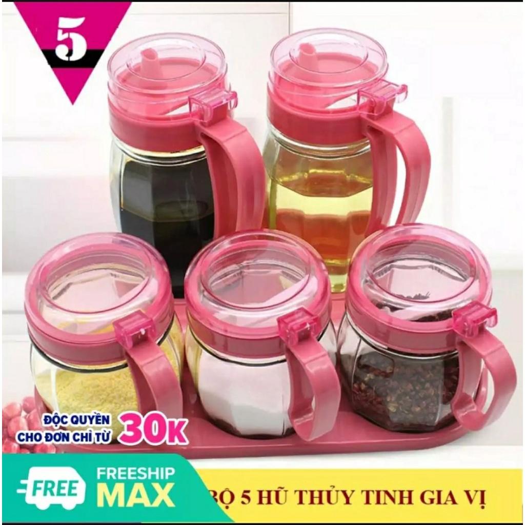 Bộ 5 Hủ Đựng Gia Vị Thủy Tinh Gồm 2 Bình Rót Và 3 Hũ Đựng Chất Lỏng Có Nắp Bật Tặng Kèm Thìa Hủ Màu Hồng Trong Suốt.