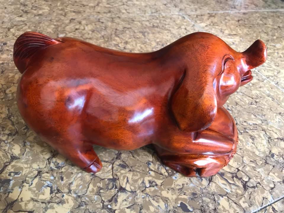 TƯỢNG HEO GỖ GÕ NẰM ÔM BAO TIỀN VUI VẺ SIZE DÀI 30CM X CAO 17CM X NGANG 14CM TRƯNG BÀN ĐẸP