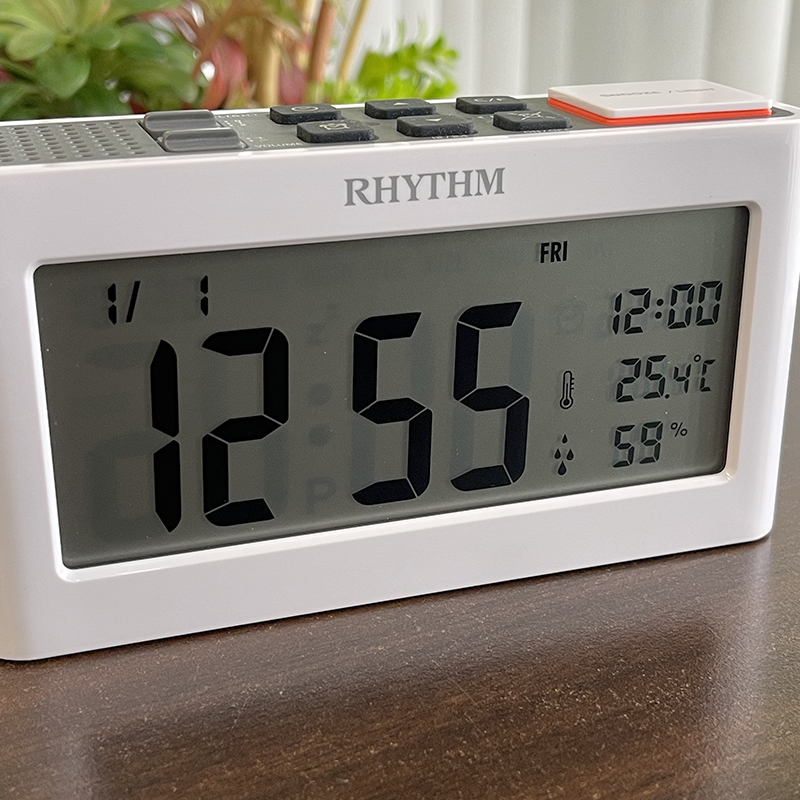 Đồng hồ Rhythm LCT101NR03 – KT 15.6 x 8.5 x 4.4cm / 245g. Vỏ nhựa. Dùng Pin