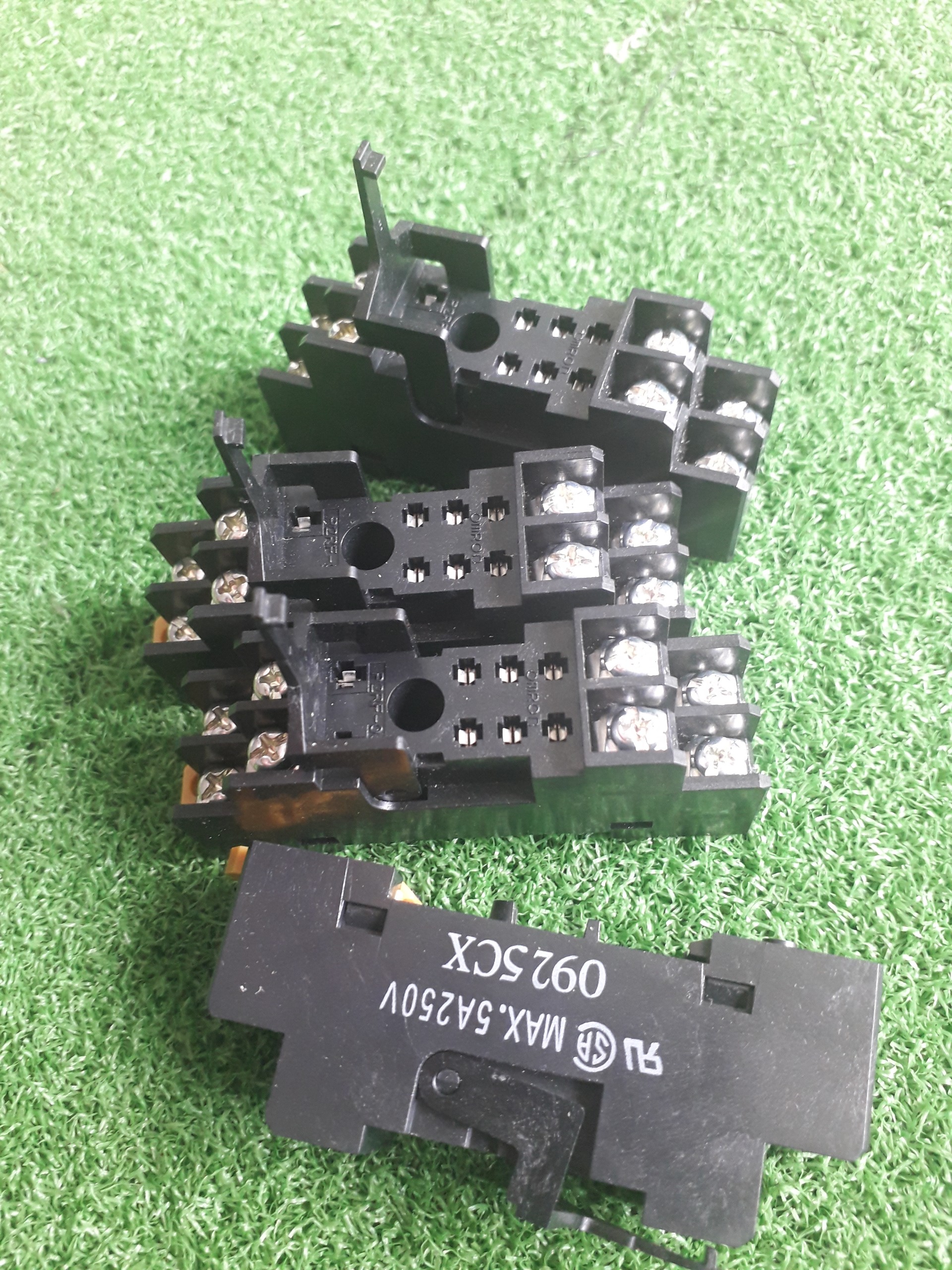 Đế rơ le P2RF-08