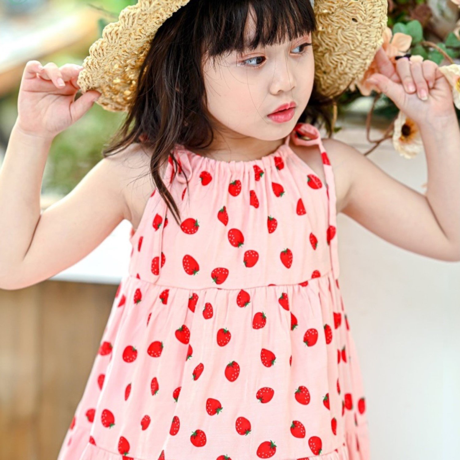 G00000710 Đầm váy dâu tây maxi cho bé giá từ 1 tuổi, Chất vải đũi lạnh, mềm mịn.