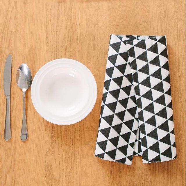 Lót bàn ăn hình tam giác trắng đen
