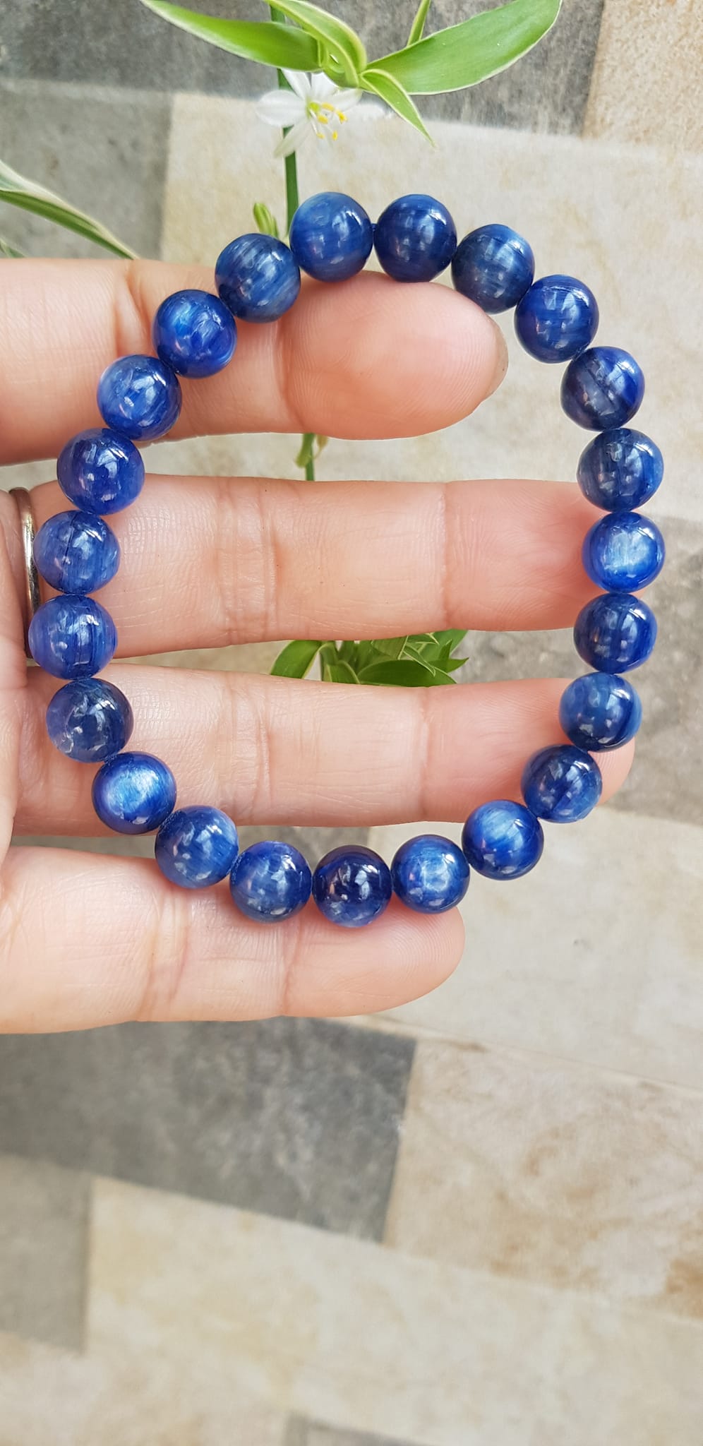Vòng tay nữ đá kyanite tự nhiên hay đá Sapphire nước xanh dương Đậm bóng đẹp 8mm đẹp sang tốt sức khỏe , mang lại may mắn, tài lộc nữ mệnh Thủy mệnh Mộc đeo ạ