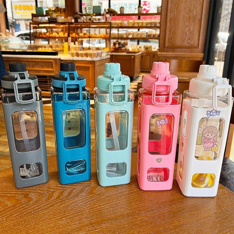 Bình Nước Vuông Dung Tích 700Ml Có Ống Hút , Quai Xách Tiện Dụng Tặng Kèm Sticker Xinh Xắn
