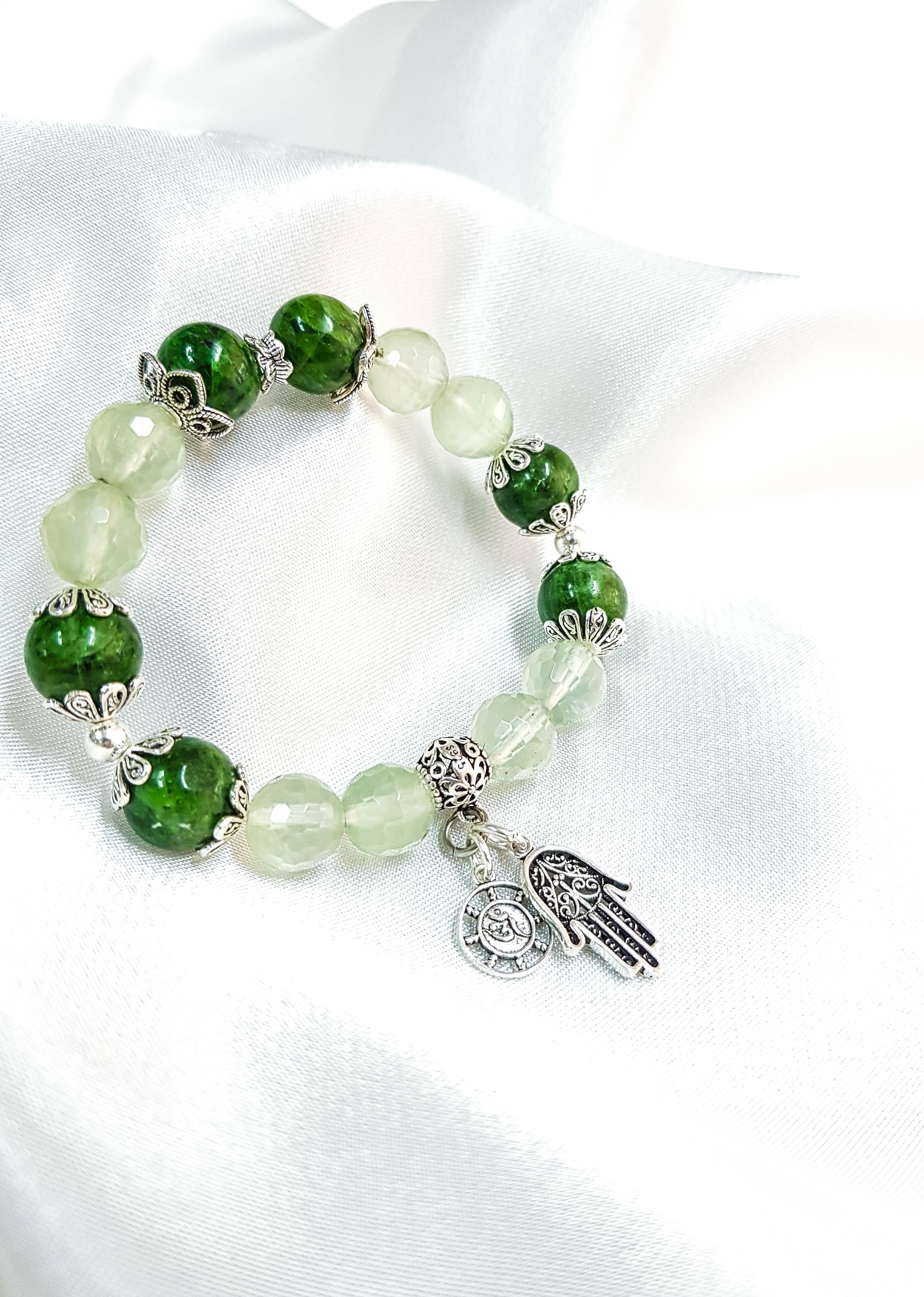 Vòng tay mệnh mộc, hỏa đá thạch anh xanh mix đá diopside+ charm bàn tay LAT.99