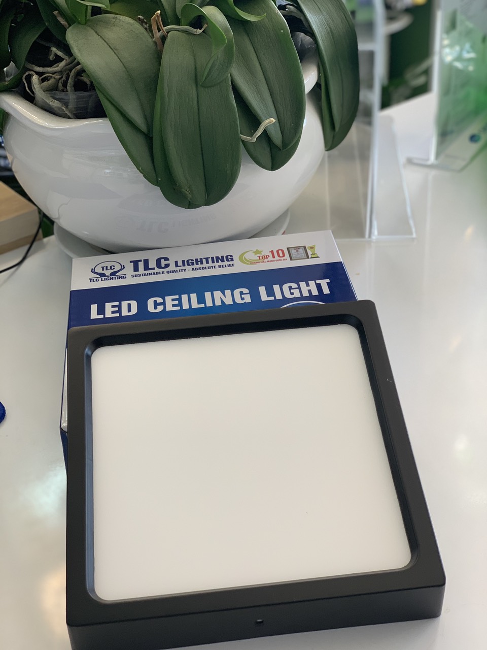 Đèn LED ốp nổi 18W hình vuông - vỏ đen - ánh sáng trắng