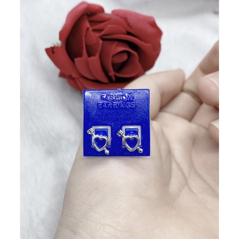 Khuyên tai bạc đơn giản, cá tính, độc đáo.